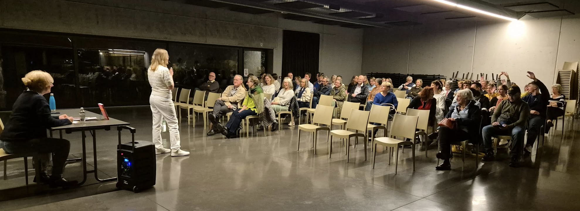 Présentatrice face au public