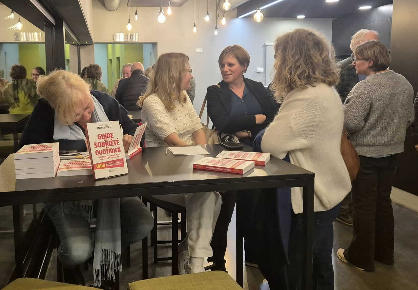 L'autrice dédicace son livre "Guide de la Sobriété au Quotidien"