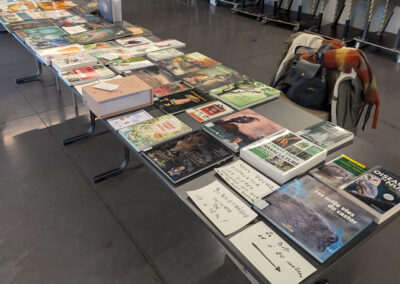 Stand de la bibliothèque présentant différents livres sur les arbres et la biodiversité